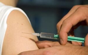 هذا هو مصير ممرض ساوم شابة مريضة بمركز صحي على ممارسة الجنس