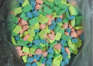 مثير بالصور:القبض على شاب حاول تهريب “ألف قرص إكستازي بدسها داخل جهاز تلفاز