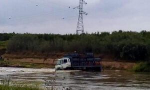 غرق شاحنة محملة بقنينات الغاز في مياه الواد وفرار سائقها ومرافقه بصعوبة