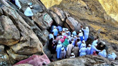 يهم المعتمرين الأكاديريين:السعودية تقرر منع زيارة غار حراء وجبل النور