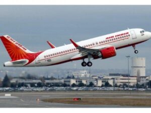 (+فيديو)ذعر يصيب ركاب الطائرة بعد سقوط إحدى نوافذها