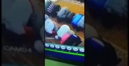 بالفيديو:لحظة وفاة مسن أثناء الصلاة بالمسجد