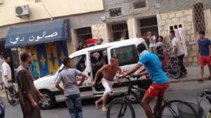 مصادر تروي تفاصيل مثيرة عن الهروب الكبير لمتهم من “الكوميسارية”،بعد أن وجه لكمة لشرطي