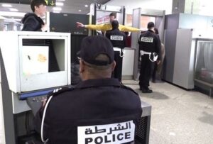 أمن المطار يحبط محاولة تهريب 3 لترات من الكوكايين السائل بطريقة احترافية