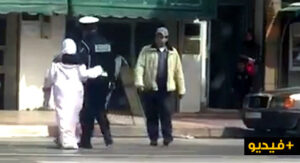 بالفيديو:مسنة تعانق شرطيا بعدما ساعدها في عبور الطريق