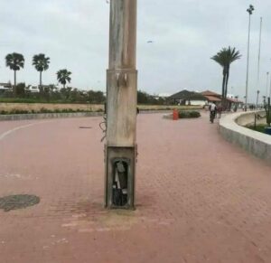 بالصور:أعمدة “الموت” تتربص بمرتادي كورنيش أكادير