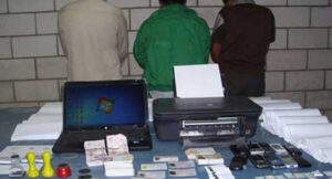 الأمن يسقط شبكة خطيرة متخصصة في تزوير وثائق الرواج البنكي وعقود الزواج للحصول على الفيزا