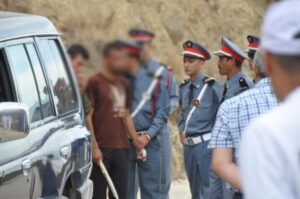 خطير بالصورة: مشرمل “يغرس” سكينا في رأس إمام مسجد ويتسبب له في إصابات خطيرة