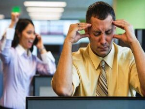 دراسة أمريكية تربط الضوضاء في أماكن العمل بارتفاع ضغط الدم والكوليسترول