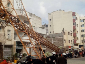 فاجعة بالصور والفيديو: وفاة شخص و بتر رجل آخر في حادث سقوط مدوي ل”رافعة”..