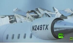 رياح عاتية تدمر حظيرة طائرات