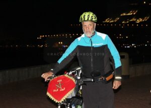 دراج مغربي يقطع مسافة 19200 كيلومتر يحل بأگادير على متن دراجته الهوائية