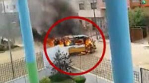 النيران تحول سيارة لنقل التلاميذ إلى رماد