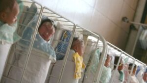 الحكاية الكاملة و الغريبة لولادة طفل بعد وفاة أبيه و أمه قبل 4 سنوات…