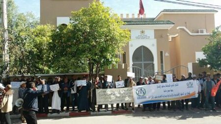 "طحن" عامل زراعي وسط ضيعة فلاحية بتارودانت، يخرج العشرات من العاملات و العمال الزراعين للإحتجاج
