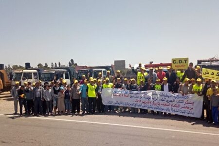 سائقو شاحنات نقل البضائع يلتئمون في وقفة احتجاجية بـآيت ملول...
