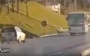 سائق غريب يقود سيارته عكس اتجاه السير.