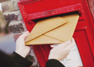 غريب:زوجة تُواصل إرسال بطاقات التهنئة إلى زوجها رغم وفاتها بمرض السرطان الناذر.