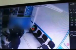 فيديو: موقف بطولي لسيدة ينتهي بإنقاد فتاة من موت محقق على يد طليقها.