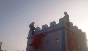 طانطان: شابان يدخلان في حالة هيستيرية و يهددان المسؤولين بالإنتحار أمام إقامة عامل الإقليم…