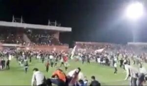 الجماهير البركانية تقتحم الملعب بشكل هيستيري بعد تأهله فريقهم، على إيقاعات أغنية يونس بولماني