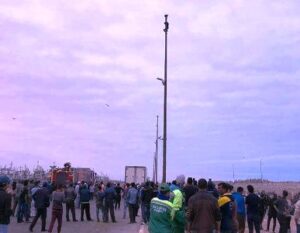 عااجل: شاب يتسلق عمودا طويلا، و يهدد بالإنتحار وسط الميناء، وحالة من الاستنفار القصوى تعقب الحادث (+صورة).