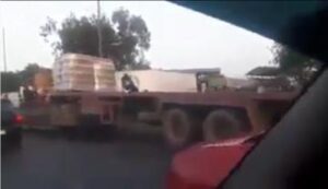 شوهة:مواطنون يسرقون قنينات المشروبات الغازية بعد توقف ناقلتها في الطريق