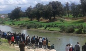 سقوط سيارة بمكان شديد الانحدار بحي الداخلة، كاد أن يتسبب في فاجعة، وشبان يتجندون للبحث عنها