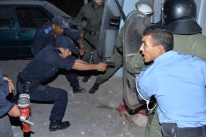 شرطي يفرغ مسدسه في جسد “مشرمل” مسلح بسيف كبير، ومديرية الحموشي تتوعد مروجي فيديو مفبرك بالمقاضاة