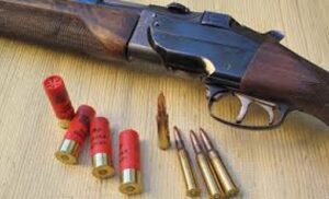 خطير:مداهمة منزل “بزناس” تكشف عن وجود بندقية وثلاثة رصاصات وكميات من “الحشيش” والكيف