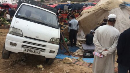 عاجل بأكادير بالصور:"هوندا" محملة بالبصل، تنقلب فوق شخص كان يتناول وجبة الفطور بمقهى في مشهد هوليودي، وترسله إلى المستشفى بين الحياة والموت