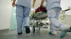 صادم:ممرضة تتفاجأ أثناء علاجها لشاب كان في حالة خطيرة، بأنه إبنها..