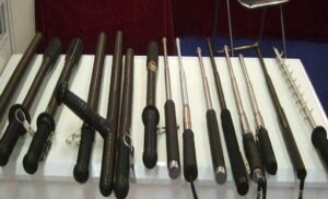 مداهمة محل لبيع “العصي الكهربائية”، واعتقال مالك المتجر وابنه في العملية