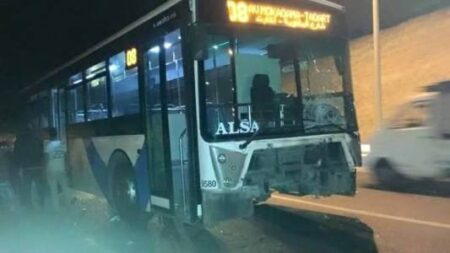 أكادير تنجو من فاجعة إثر اصطدام قوي بين سيارة وحافلة "ألزا" للنقل الحضري.