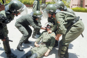 إصابة 17 فردا من عناصر الأمن في مواجهات عنيفة بالحجارة حول الأراضي السلالية