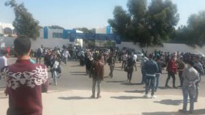 قضية مقتل طالب بكلية الآداب بأكادير تصل البرلمان، وتحميل الحكومة مسؤولية الوضع الكارثي الذي يعيشه الطلبة بجامعة ابن زهر بأكادير”. 1 1 227