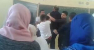 أستاذة تتعرض لاعتداء شنيع على يد تلامذتها، بعد رشقها بكمية من البيض