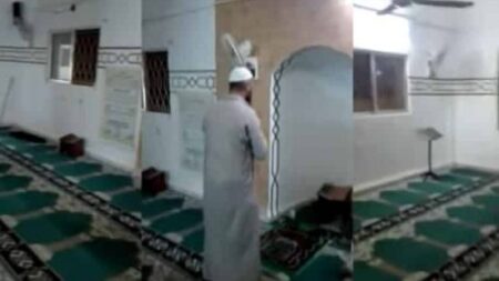 (+فيديو)إمام مسجد يكمل صلاة التروايح بمفرده