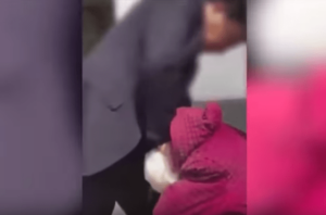 “مسخوط الوالدين” يعتدي على والدته المسنة بالضرب، ويتعرى أمام أسرته، في عز رمضان