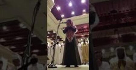 (+فيديو):رد فعل غريب لمصلٍّ أثناء دعاء الإمام على السحرة