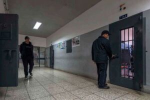 سجين “ترمضن” و ضرب رأسه بقضبان حديدية لحظات قبل الإفطار