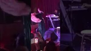 راقصة مغربية مشهورة تثير الجدل بطرح كليب ديني في رمضان