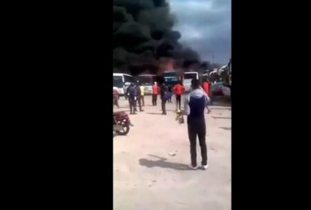 (+فيديو)حريق ضخم بالمحطة الطرقية… النيران تأتي على الحافلات وسط هلع المسافرين (+فيديو)حريق ضخم بالمحطة الطرقية... النيران تأتي على الحافلات وسط هلع المسافرين