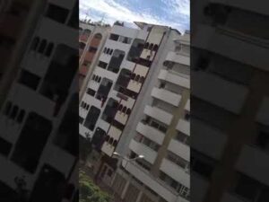 مؤثر بالفيديو:كاميرا المراقبة ترصد لحظة انتحار طبيب نفسي بإلقاء نفسه من عيادته بالطابق السادس