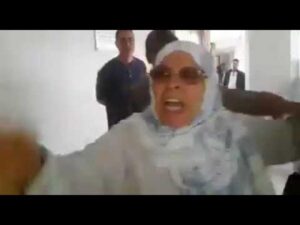 بالفيديو.. مواطنة تصرخ في وجه باشا وتنعته ب “الشفار” بعد أن قام بطردها