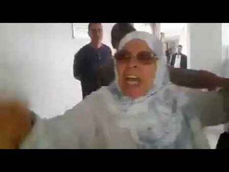 بالفيديو.. مواطنة تصرخ في وجه باشا وتنعته ب “الشفار” بعد أن قام بطردها بالفيديو.. مواطنة تصرخ في وجه باشا وتنعته ب "الشفار" بعد أن قام بطردها