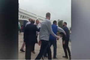 (+فيديو) “مضاربة خايبة” بين أستاذ جامعي وطالب جامعي داخل أسوار الكلية