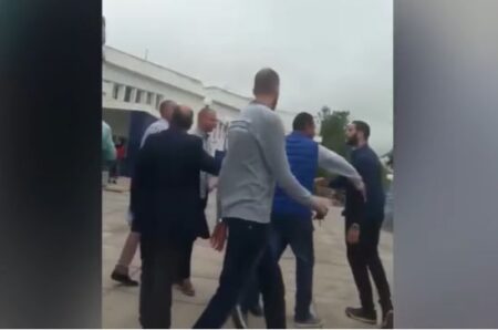 (+فيديو) “مضاربة خايبة” بين أستاذ جامعي وطالب جامعي داخل أسوار الكلية (+فيديو) "مضاربة خايبة" بين أستاذ جامعي وطالب جامعي داخل أسوار الكلية