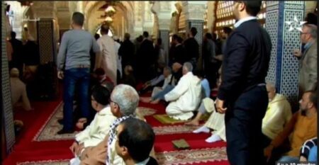 (+فيديو)قربلة بالمسجد.. مختل عقليا حاول قتل خطيب الجمعة مستعملا سيفا من الحجم الكبير