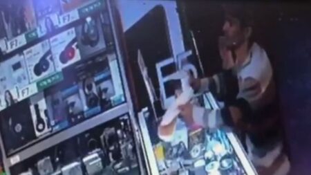 (+فيديو) لص يسرق صندوق تبرعات مسجد بأولاد تايمة في مشهد صادم